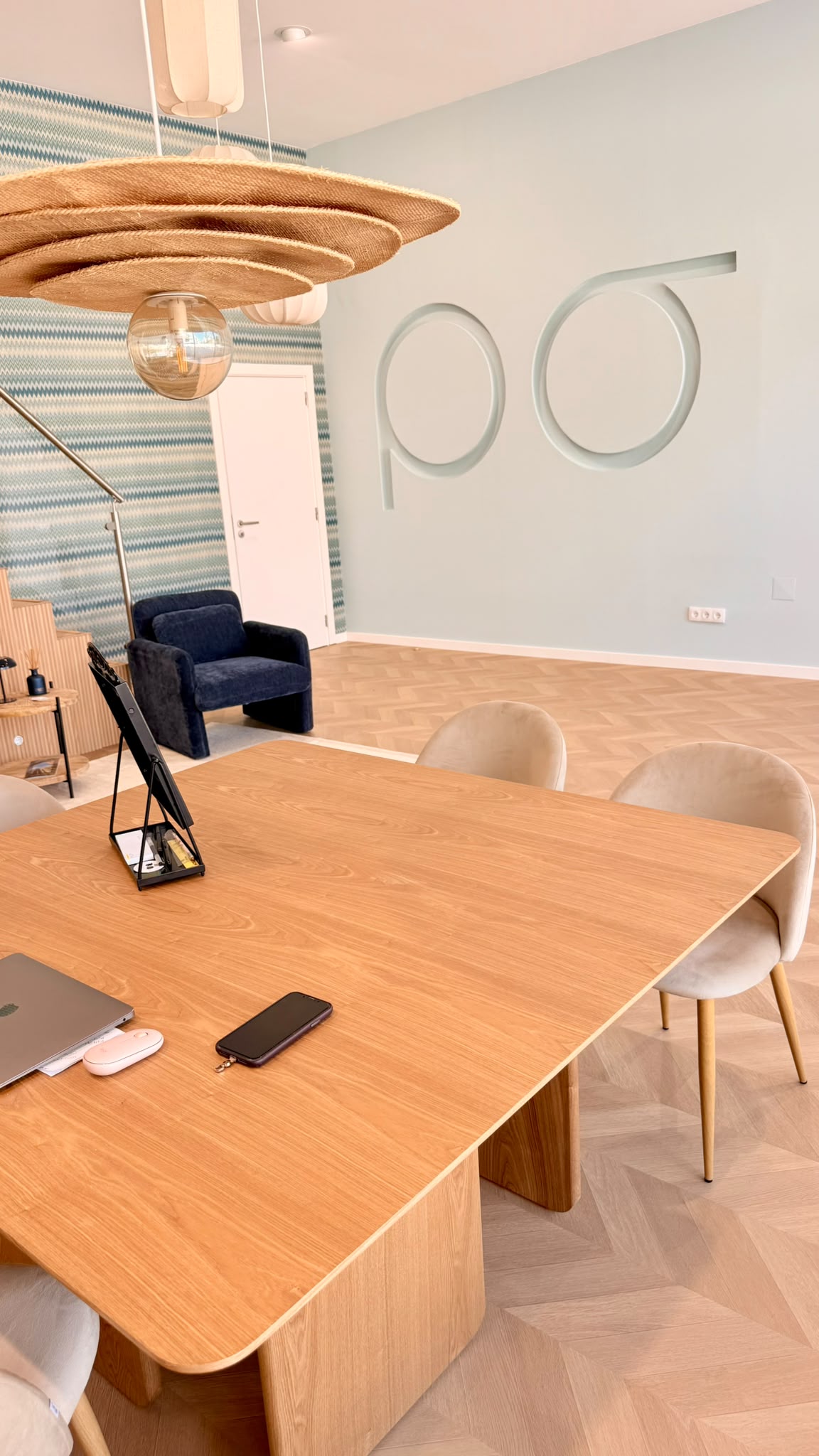 Mesa de atendimento com cadeiras, junto ao símbolo na parede